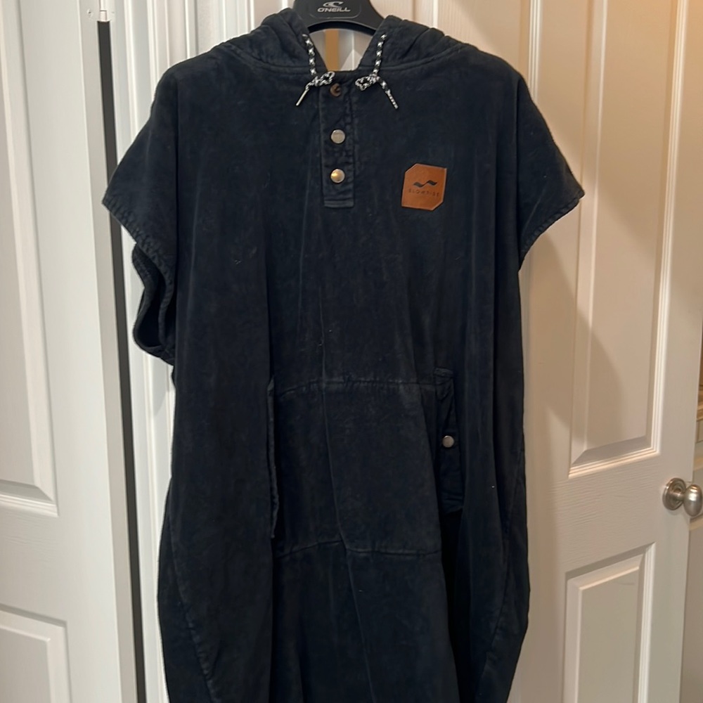 Black Slowtide terrycloth changing robe